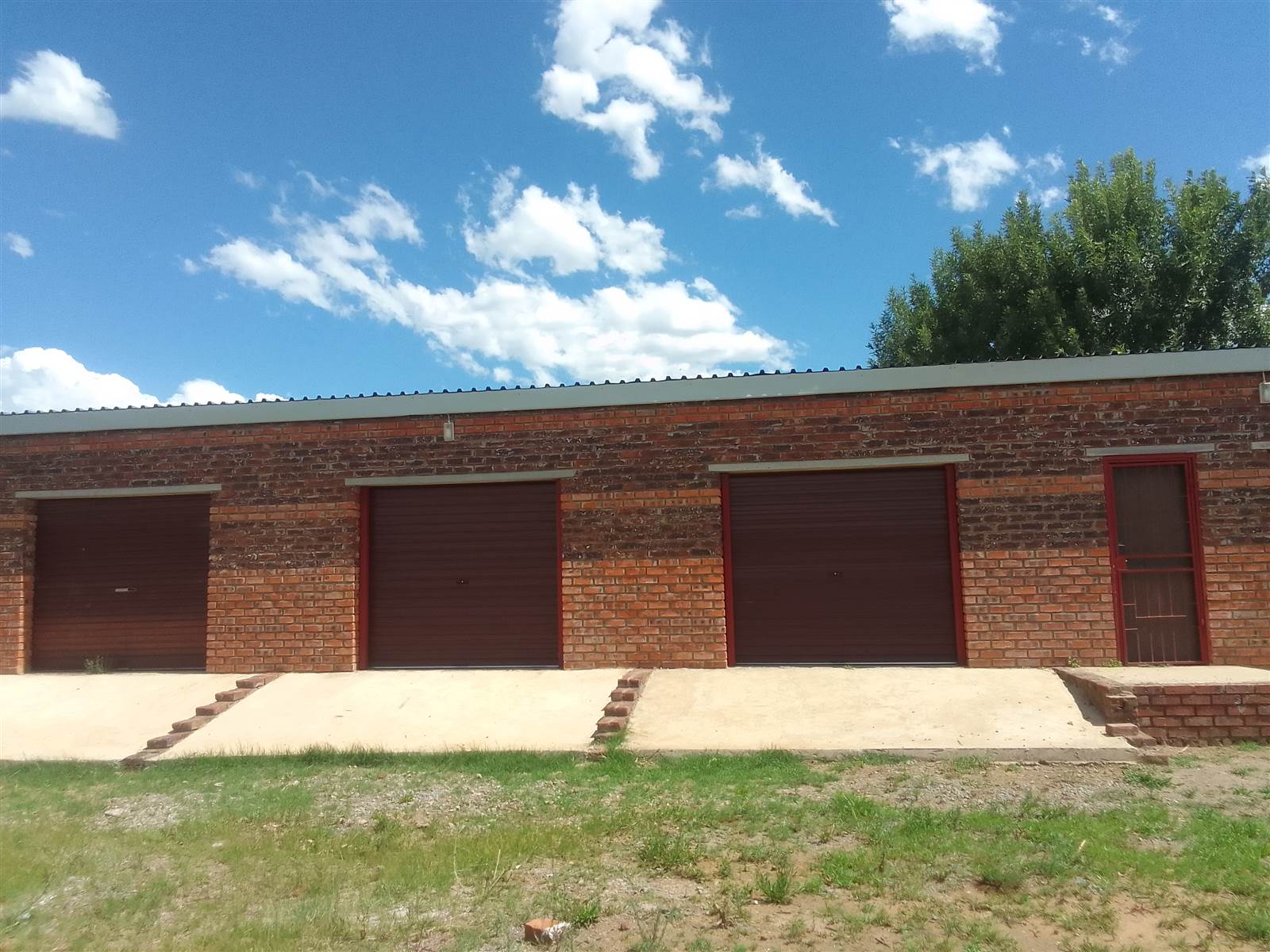 98  m² Commercial space in Aliwal North photo number 1