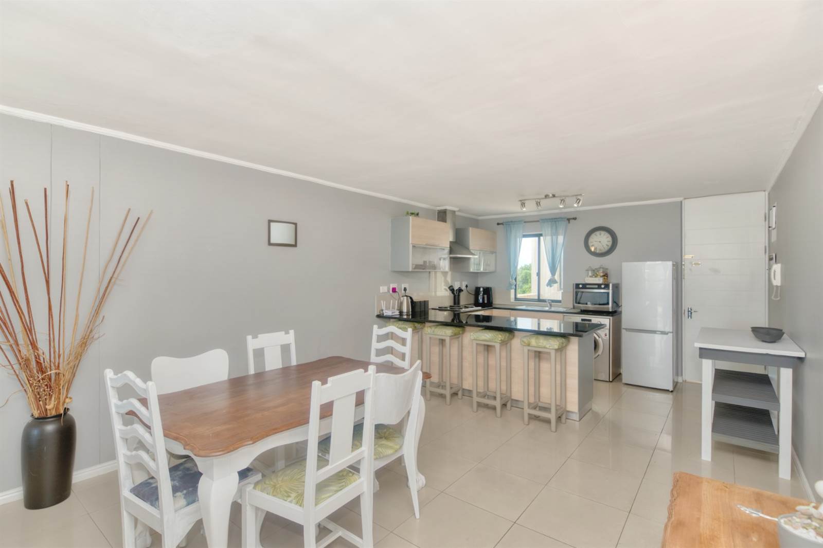2 Bed Apartment in Gansbaai and surrounds photo number 4