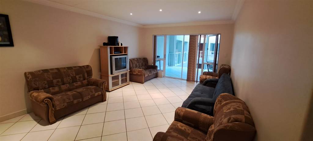 2 Bed Apartment in Jeffreys Bay photo number 2