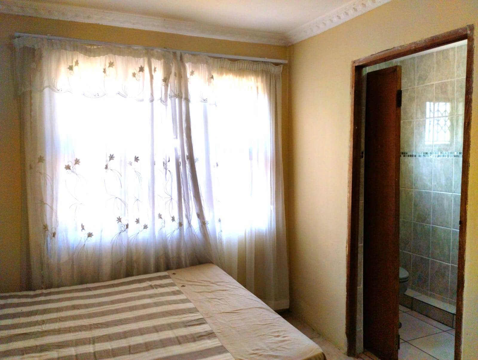 4 Bed House in Umlazi photo number 10