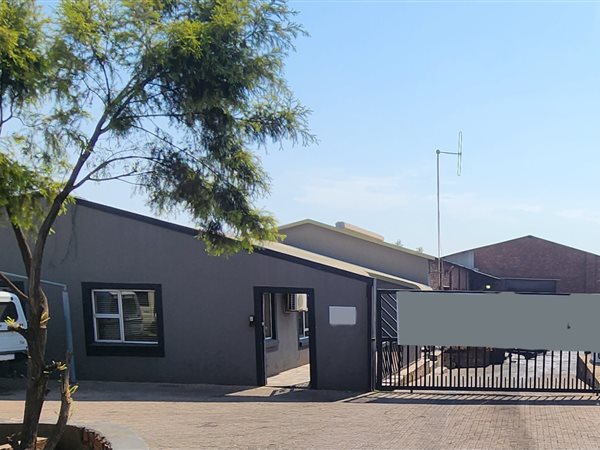 900  m² Commercial space in Middelburg Central