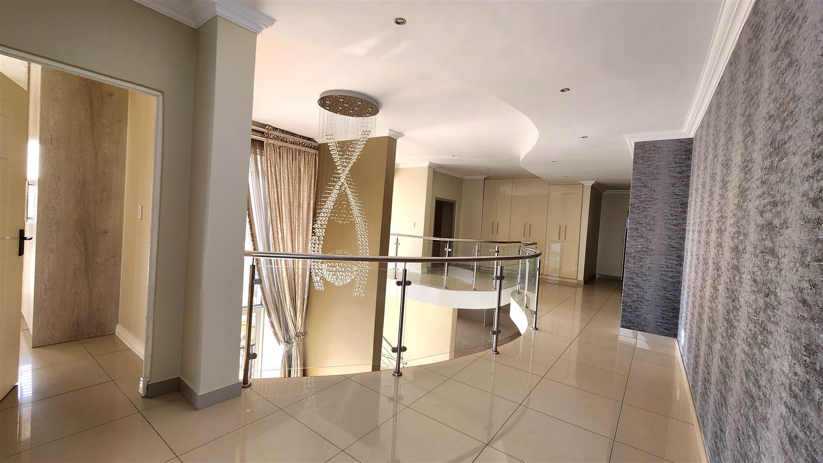 6 Bed House in Blue Valley Golf Estate photo number 5