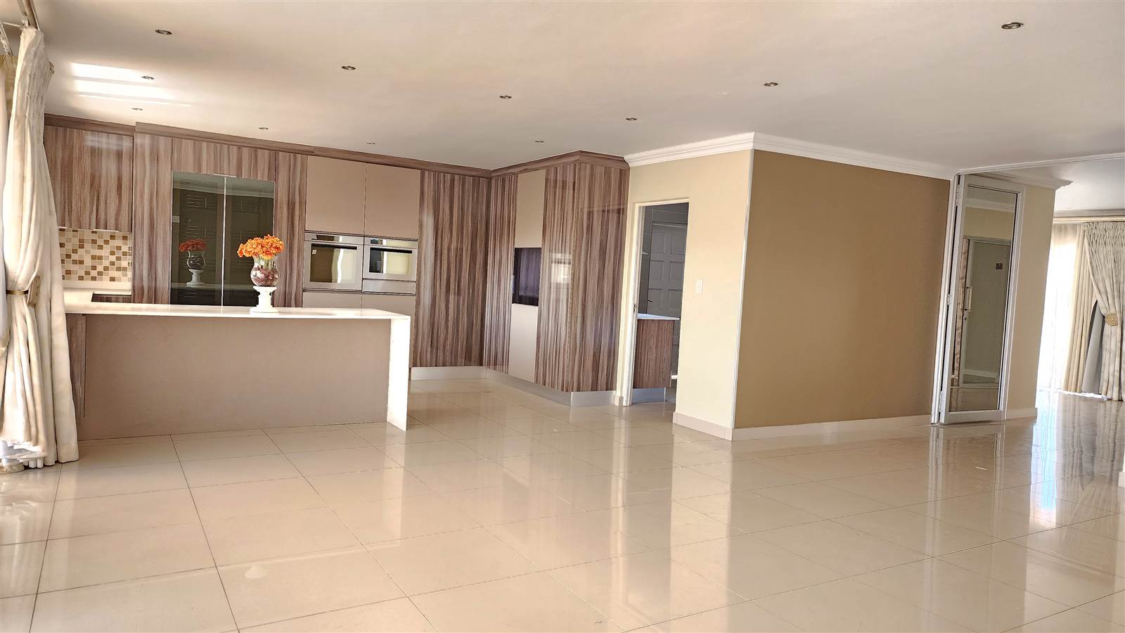 6 Bed House in Blue Valley Golf Estate photo number 13