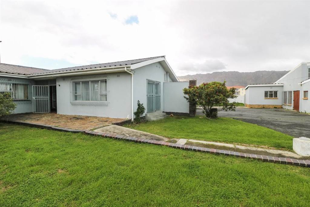 3 Bed House in Gordons Bay Central photo number 1