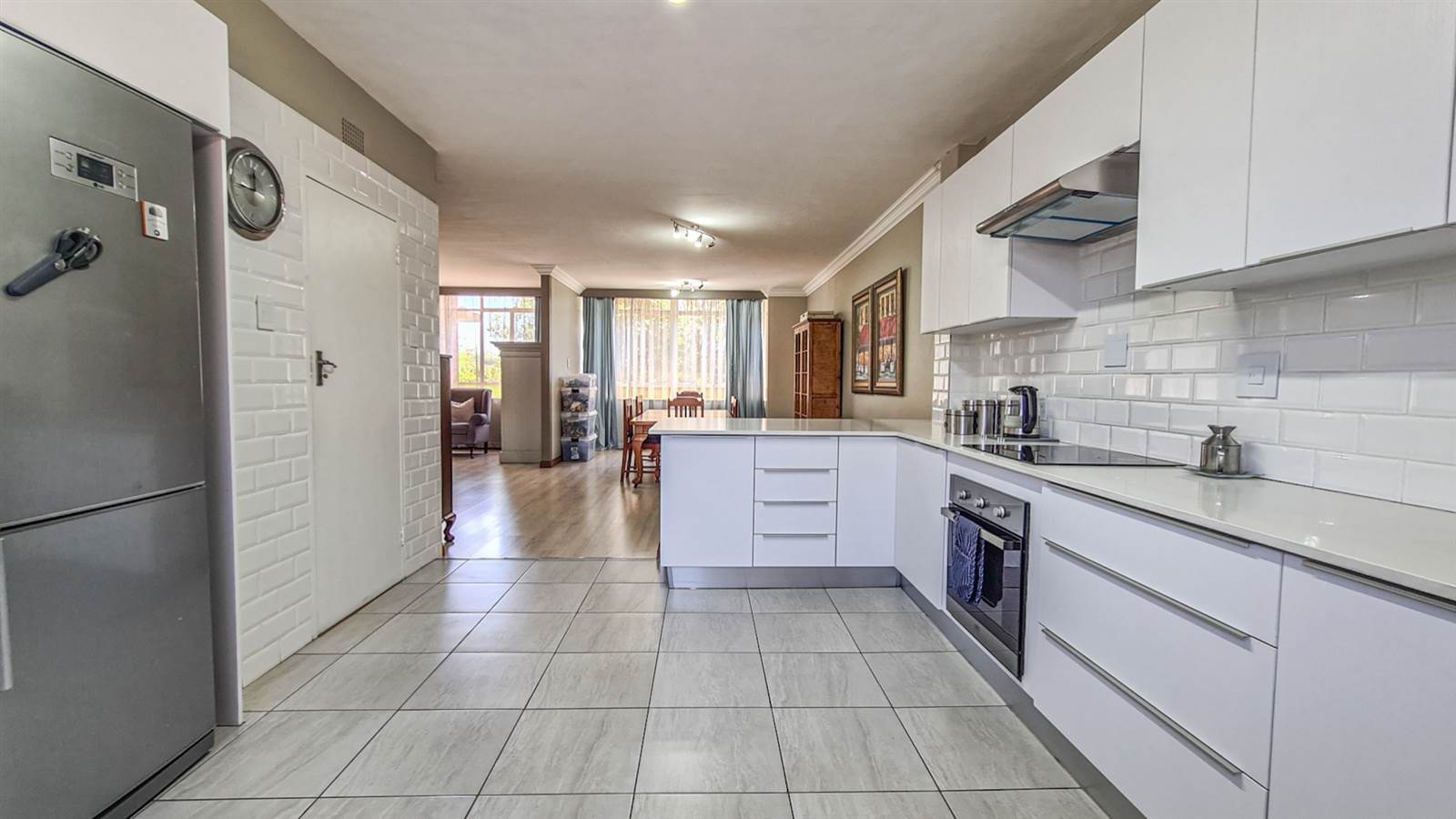 3 Bed Apartment in Groenkloof photo number 6