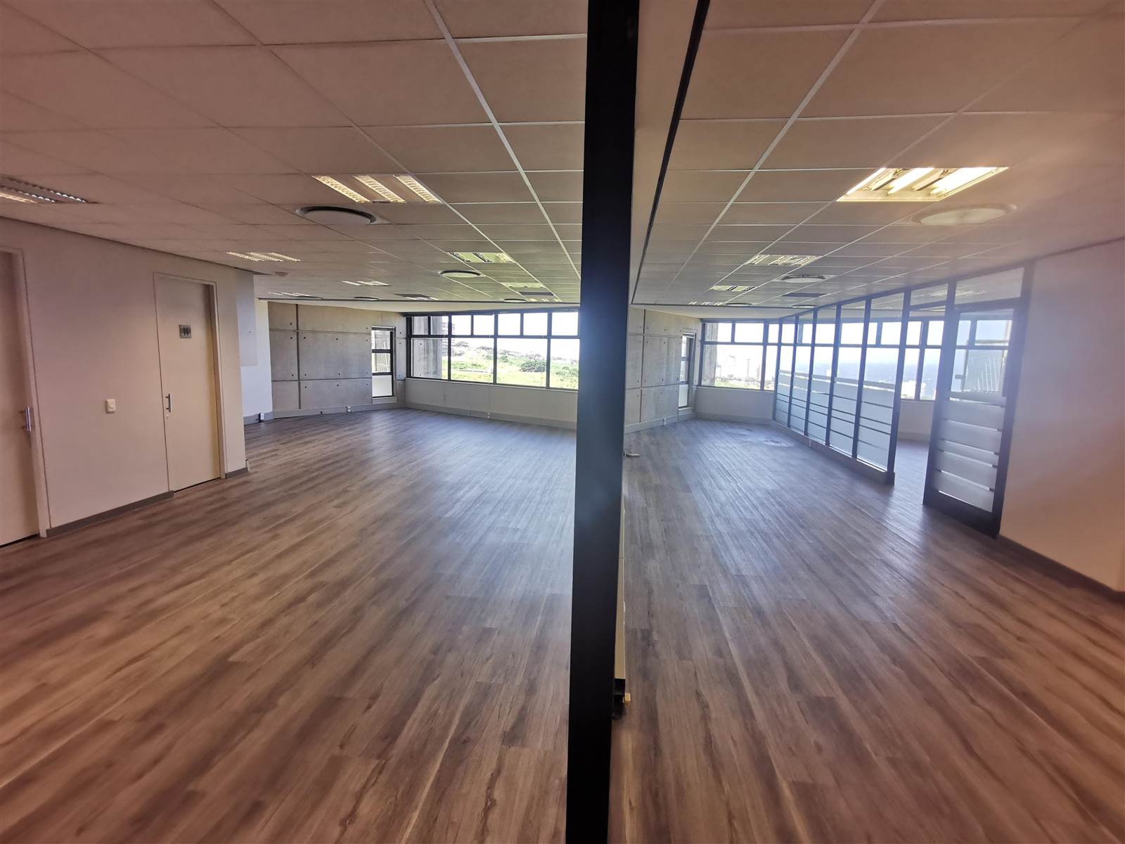 350  m² Commercial space in Umhlanga Ridge photo number 1