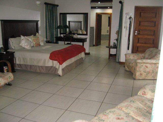 8 Bed House in Umtentweni photo number 9