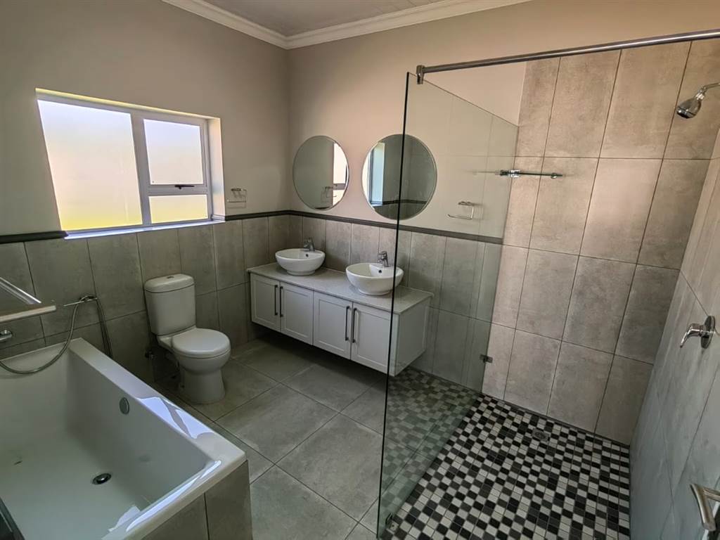 3 Bed House in Stilbaai photo number 10