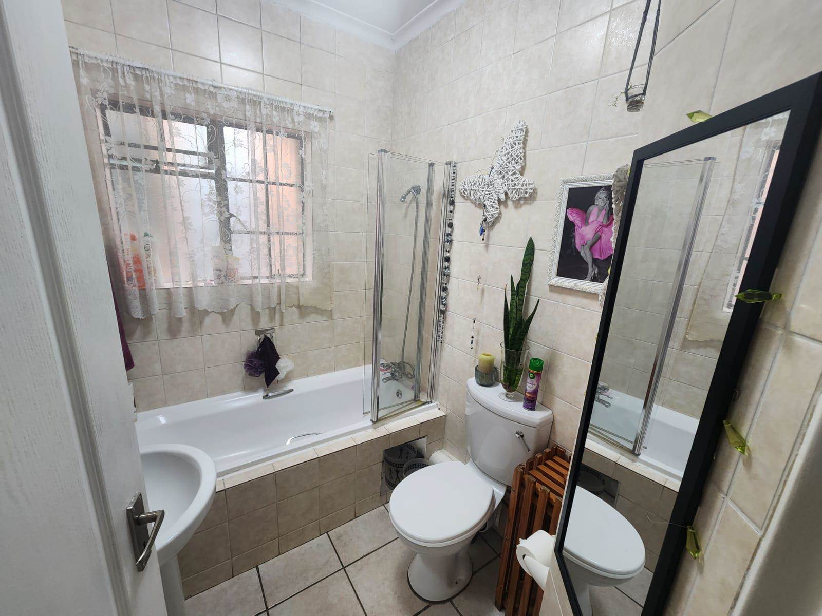 2 Bed Apartment in Farrar Park photo number 6