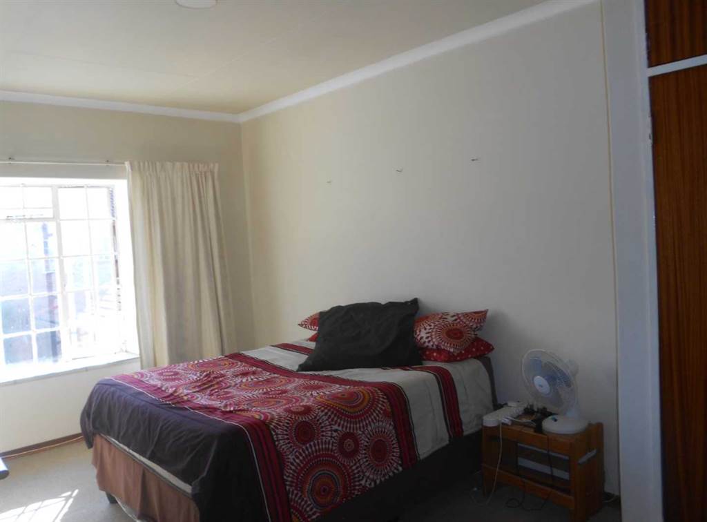 3 Bed Duplex in Garsfontein photo number 8