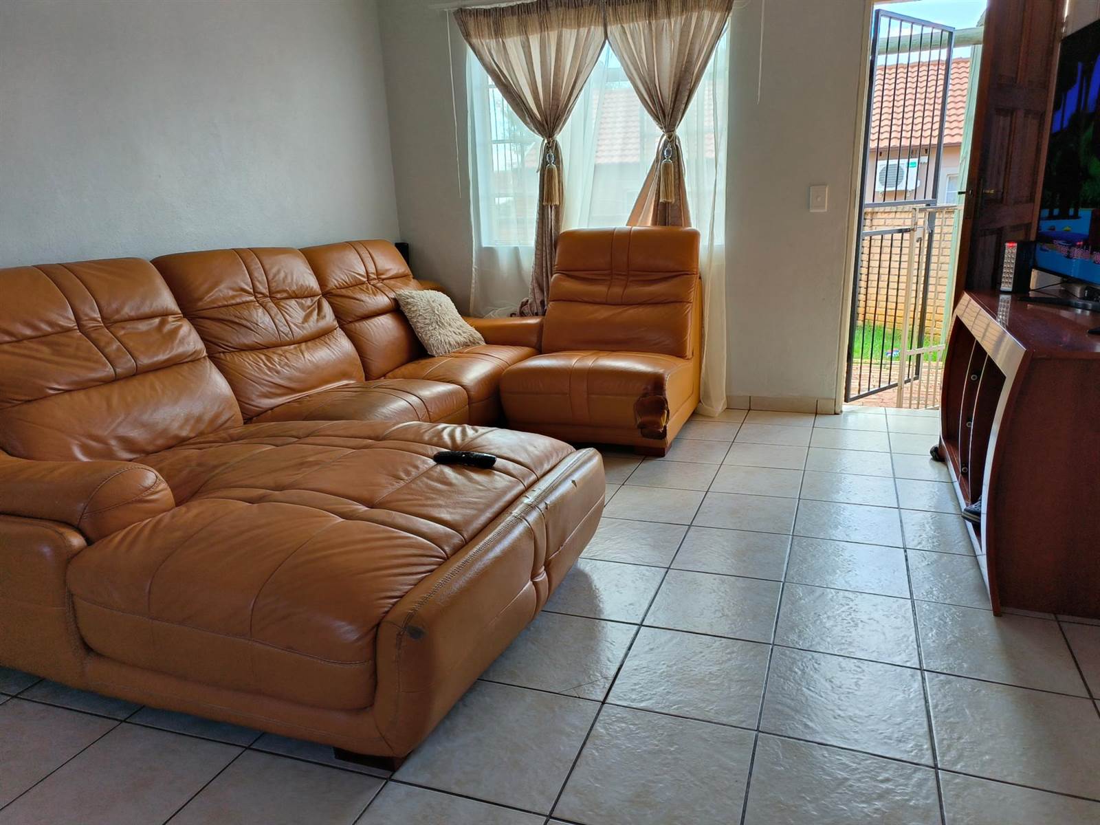 3 Bed Townhouse in Magaliesberg Country Estate photo number 3
