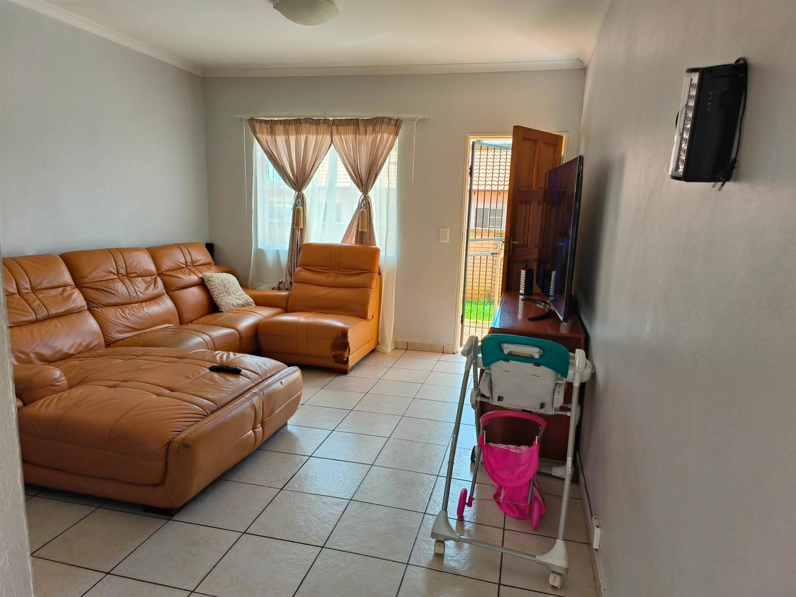 3 Bed Townhouse in Magaliesberg Country Estate photo number 6