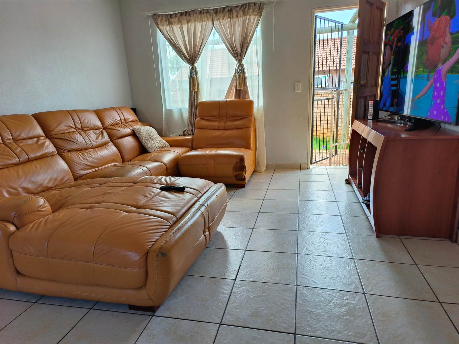 3 Bed Townhouse in Magaliesberg Country Estate photo number 8