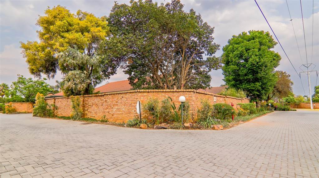 3 Bed Simplex in Highveld photo number 6