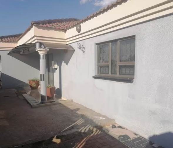 4 Bed House in Soweto Central photo number 2