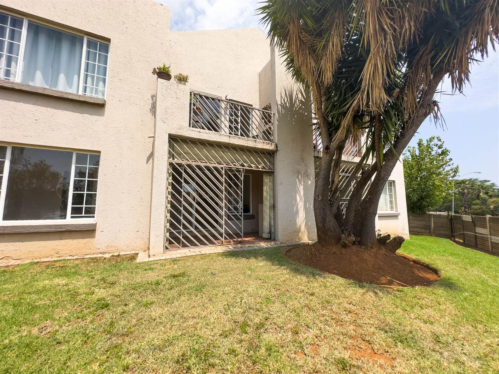 2 Bed Townhouse in Garsfontein photo number 27