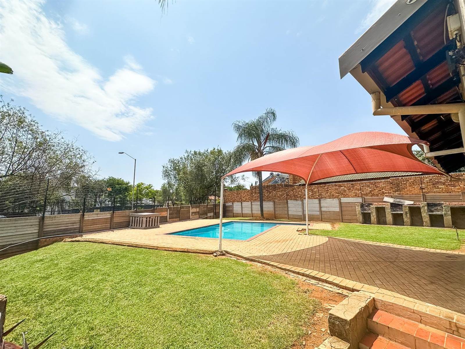 2 Bed Townhouse in Garsfontein photo number 25