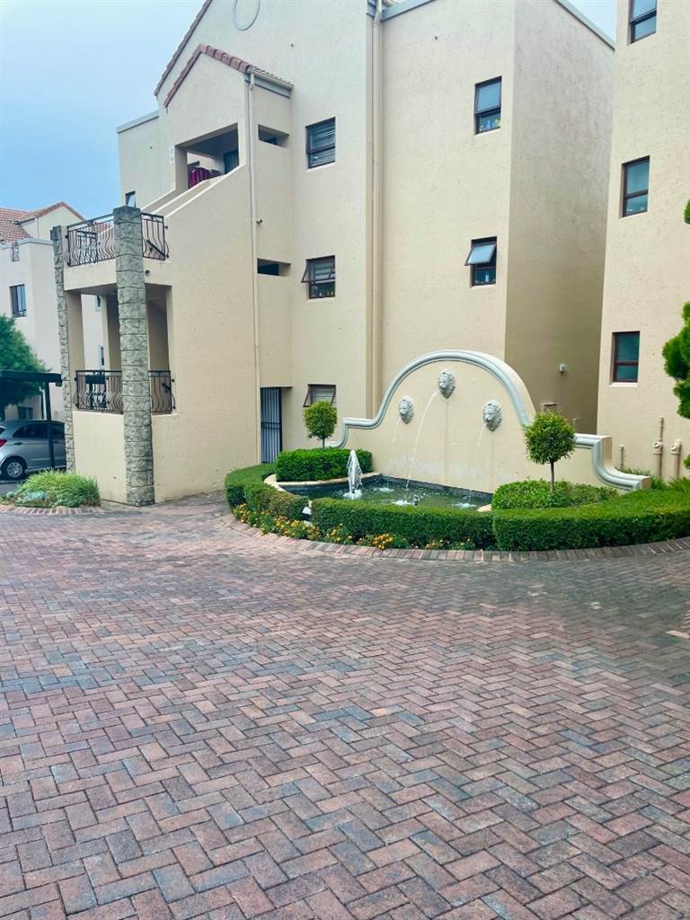 2 Bed Townhouse in Sunninghill photo number 19