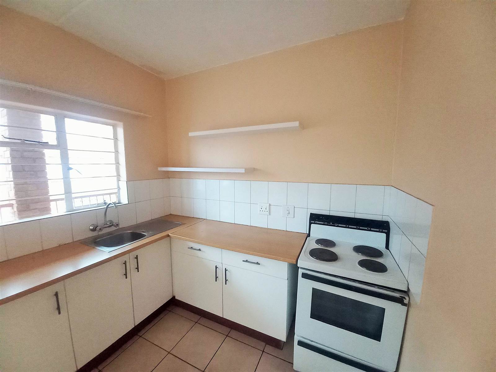 2 Bed Apartment in Brakpan Central photo number 2