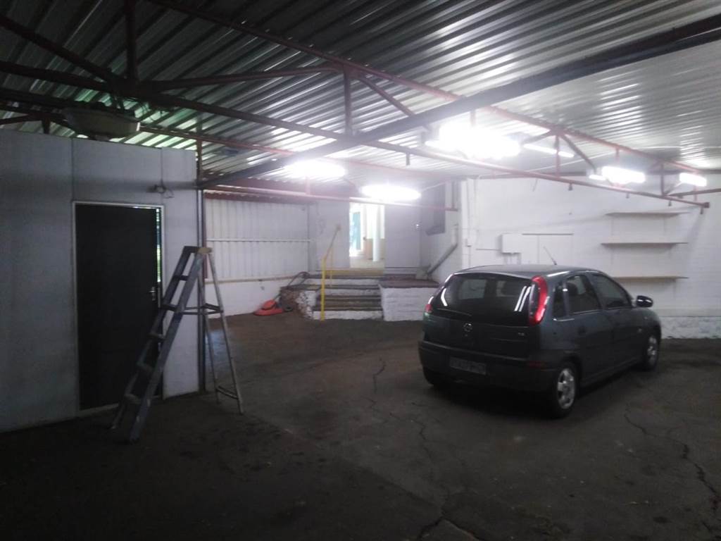 1784  m² Commercial space in Fontainebleau photo number 2