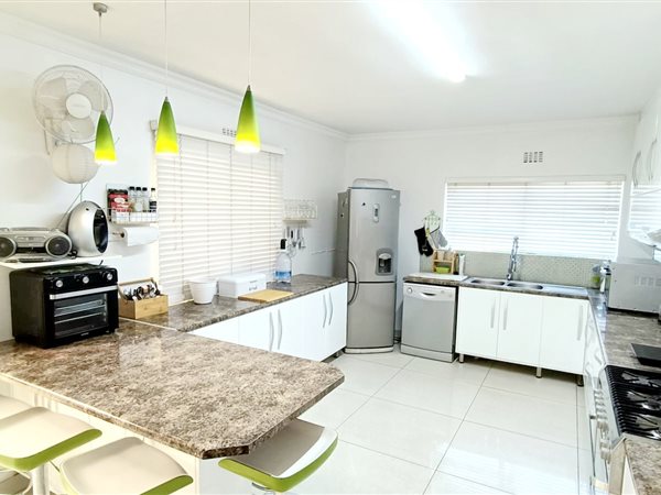 4 Bed House in Grassy Park