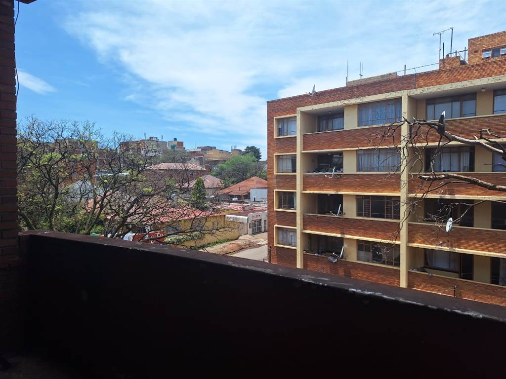 1 Bed Apartment in Yeoville photo number 15