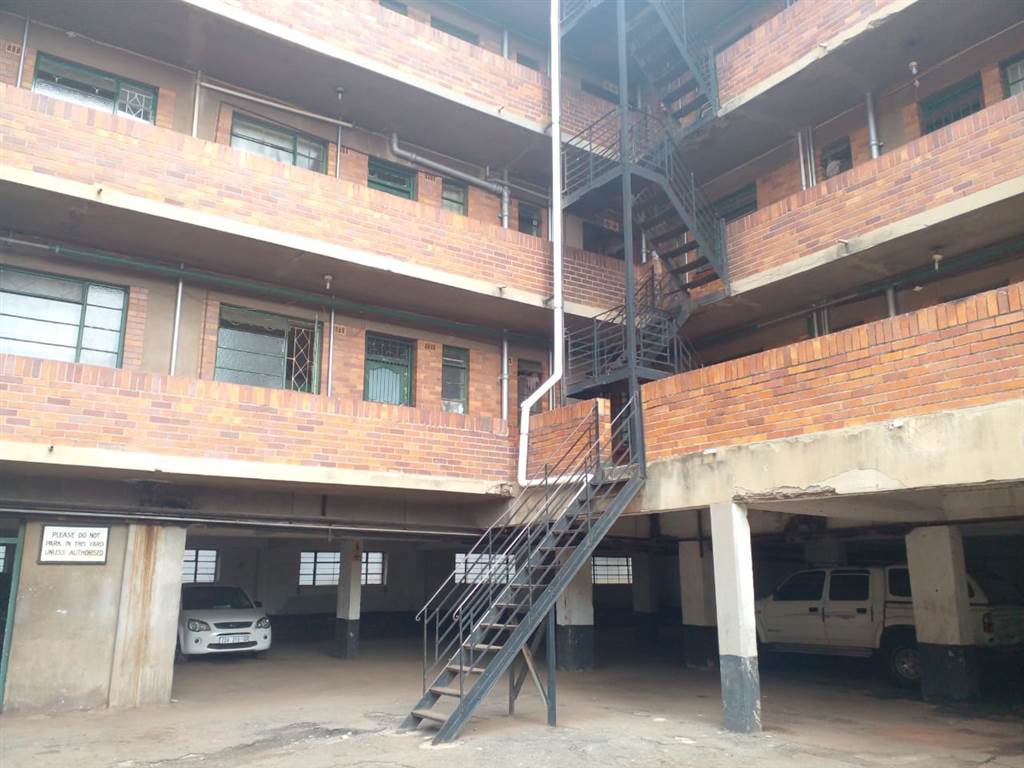 1 Bed Apartment in Yeoville photo number 16