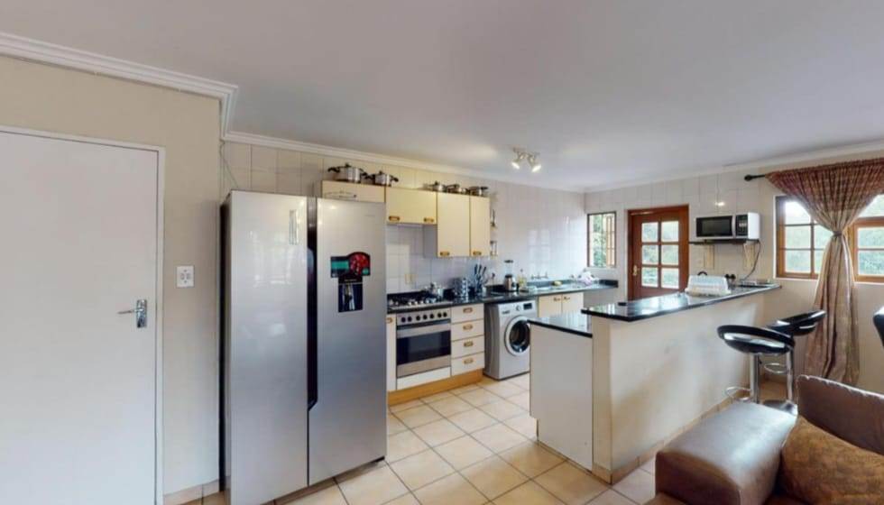 2 Bed Apartment in Bedfordview photo number 2