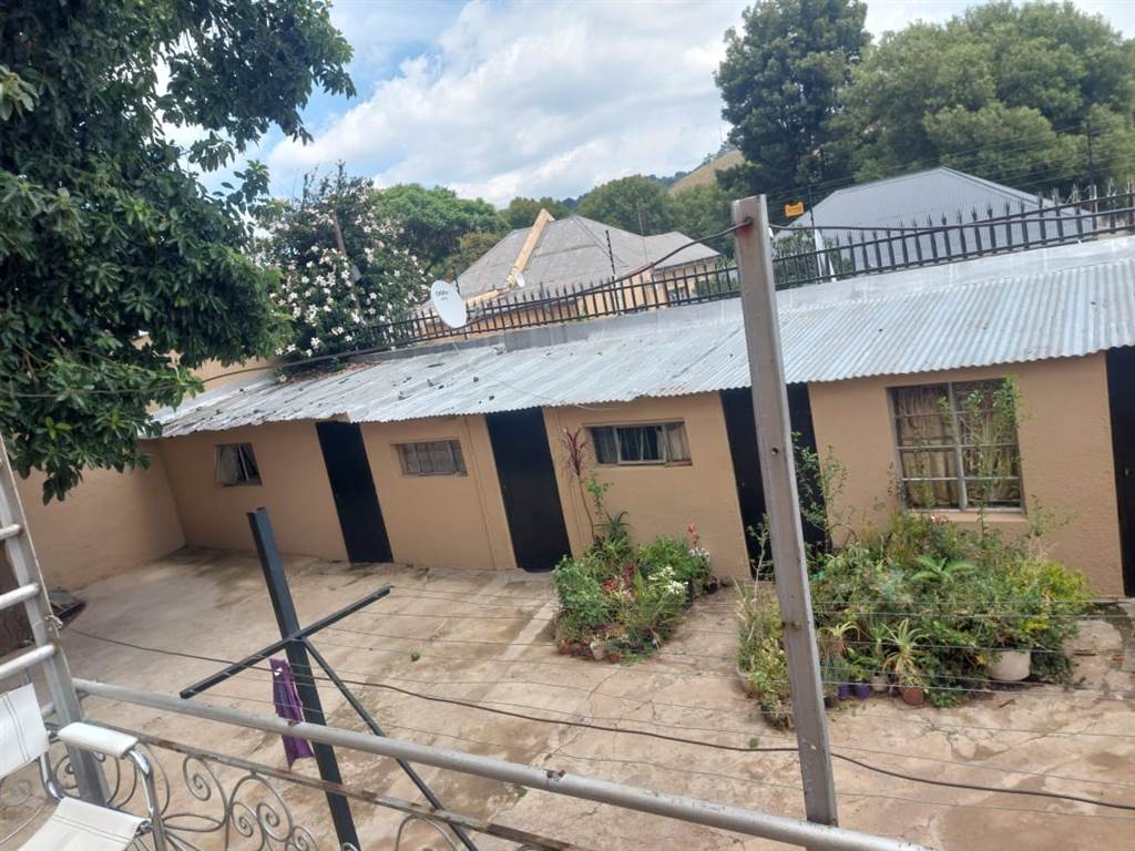 7.5 Bed Flat in Bezuidenhout Valley photo number 12