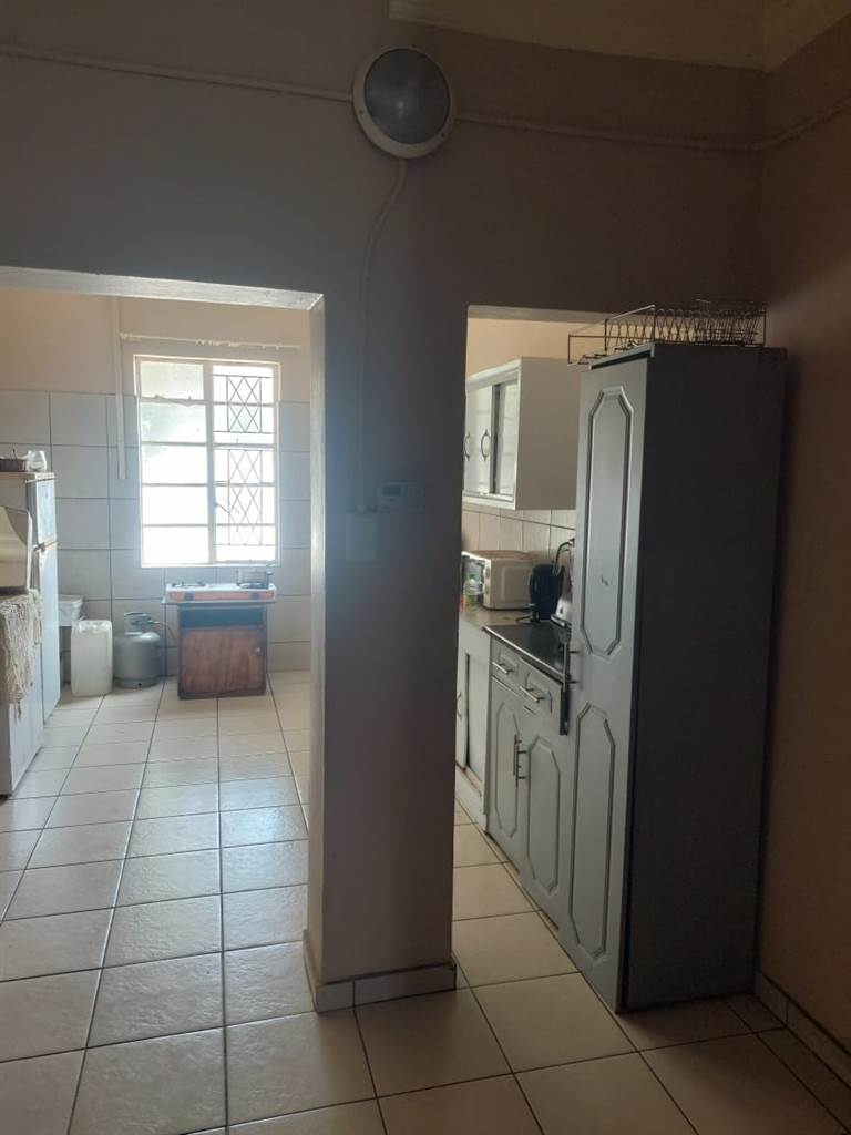 7.5 Bed Flat in Bezuidenhout Valley photo number 6