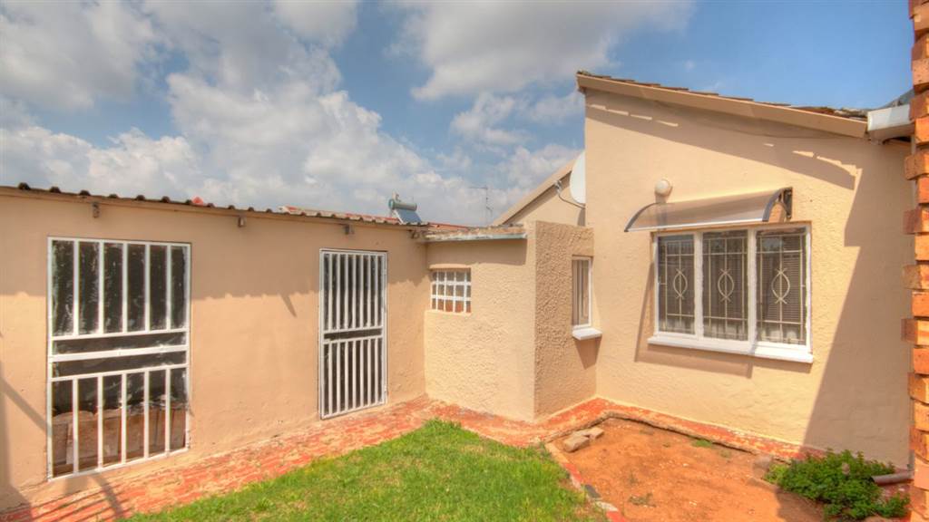4 Bed House in Lenasia South photo number 20