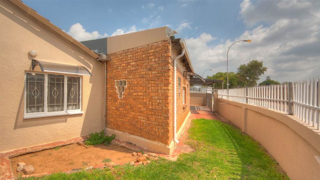 4 Bed House in Lenasia South photo number 21