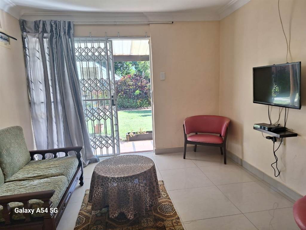 1 Bed Apartment in Illovo Beach photo number 4