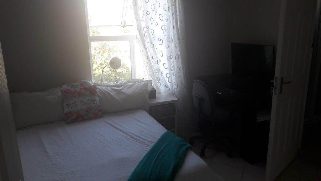 2 Bed Apartment in Grahamstown Central photo number 11