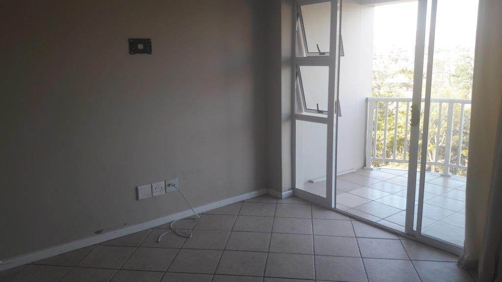 2 Bed Apartment in Grahamstown Central photo number 14