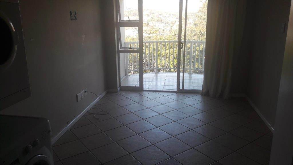 2 Bed Apartment in Grahamstown Central photo number 4
