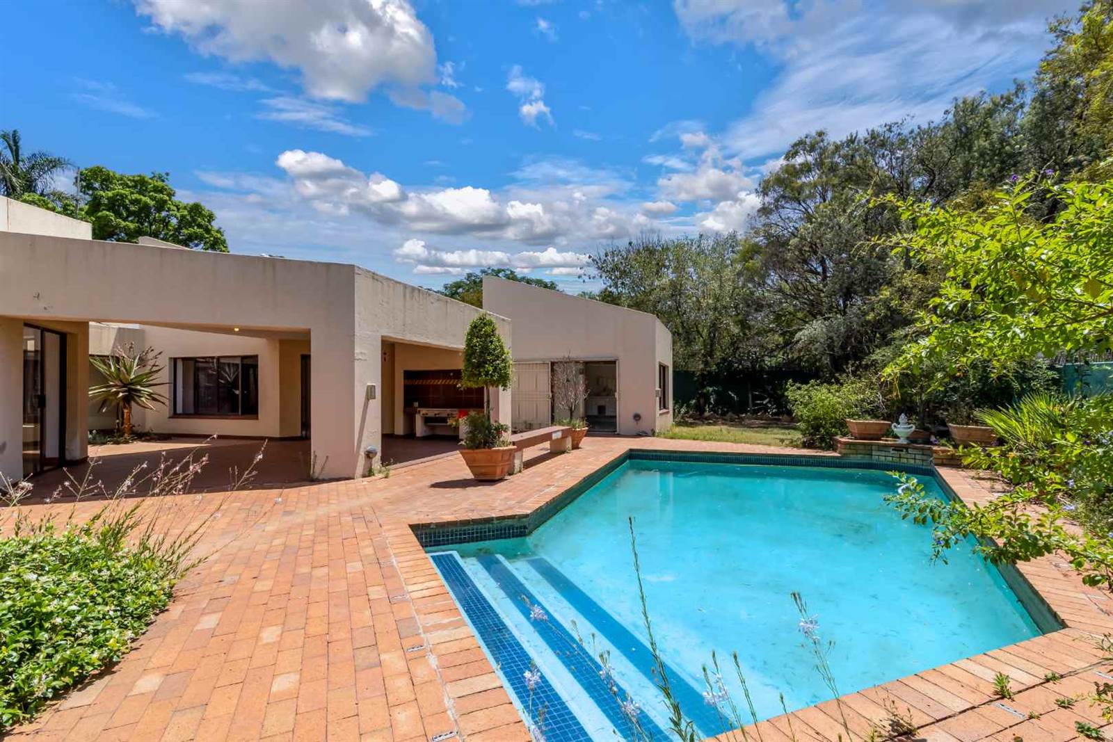 4 Bed House in Lonehill photo number 1