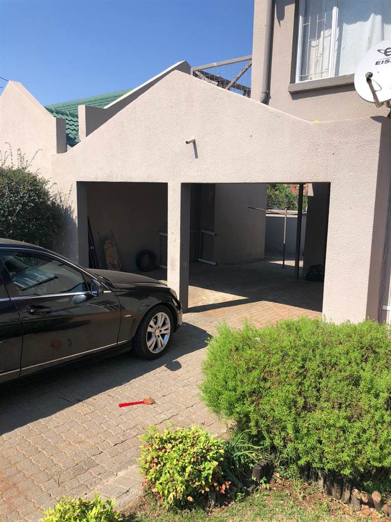 3 Bed Townhouse in Glen Marais photo number 2