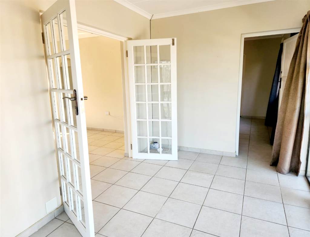 2 Bed Townhouse in Scottburgh Central photo number 11