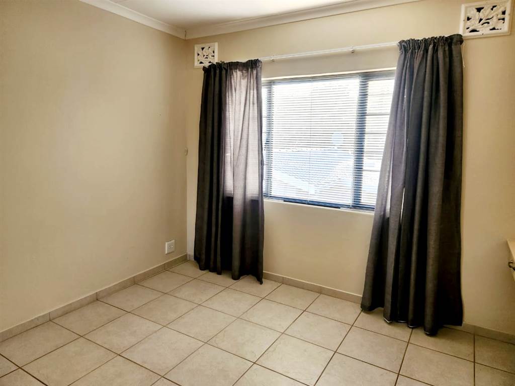 2 Bed Townhouse in Scottburgh Central photo number 13