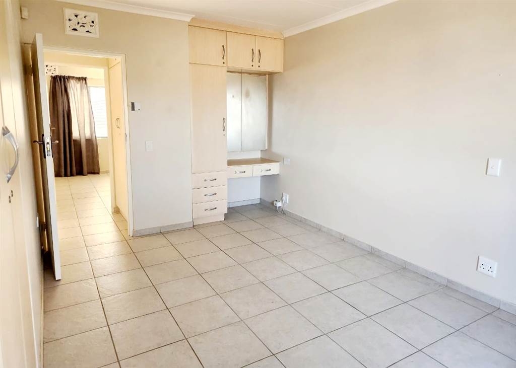 2 Bed Townhouse in Scottburgh Central photo number 6