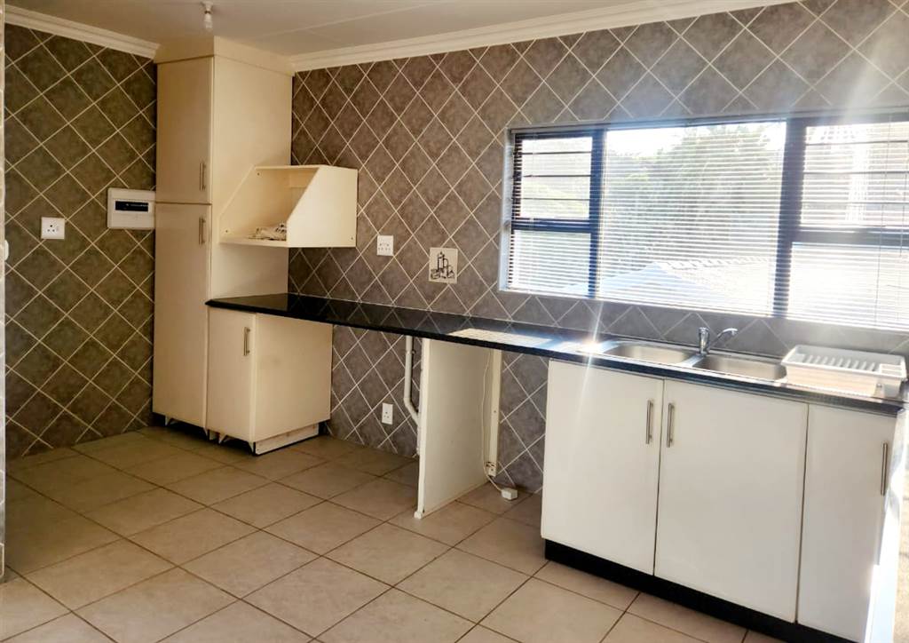 2 Bed Townhouse in Scottburgh Central photo number 5