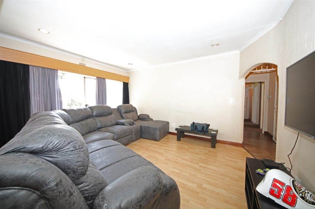 4 Bed House in Edenvale photo number 10