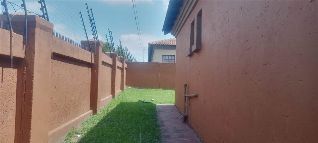 3 Bed Townhouse in Witbank Central photo number 5