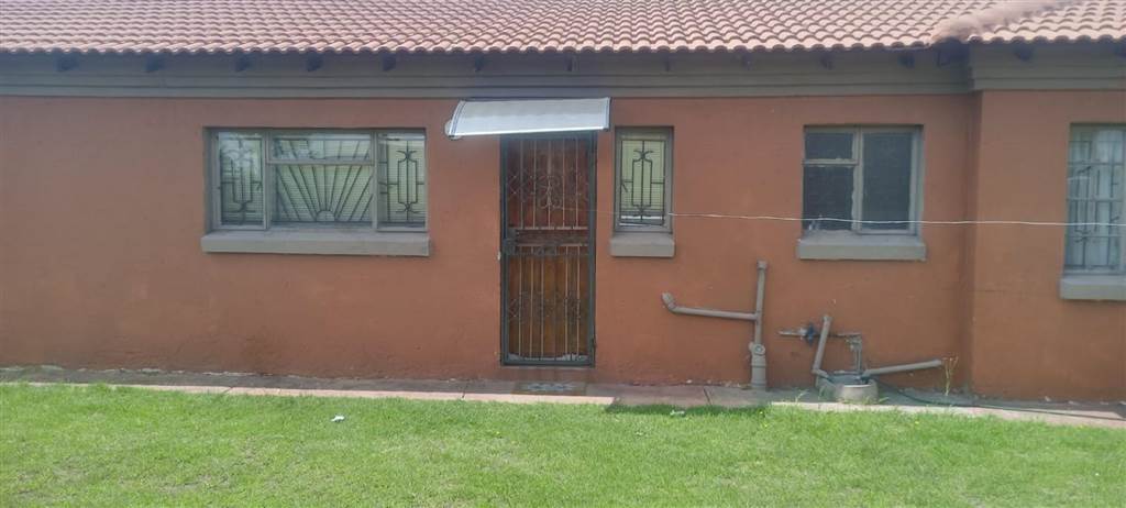 3 Bed Townhouse in Witbank Central photo number 4