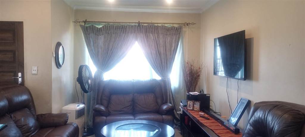 3 Bed Townhouse in Witbank Central photo number 10