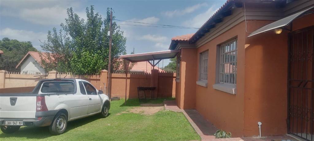 3 Bed Townhouse in Witbank Central photo number 3