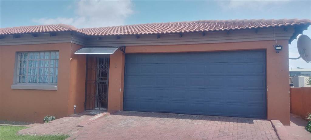 3 Bed Townhouse in Witbank Central photo number 2