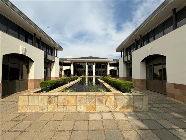 930  m² Commercial space in Illovo