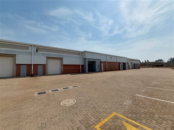 596  m² Industrial space in Clayville